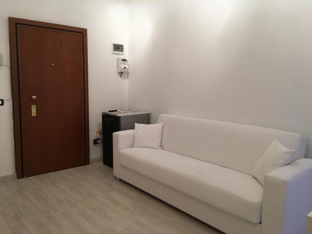 Milan Nice Flat In Red Metro מראה חיצוני תמונה