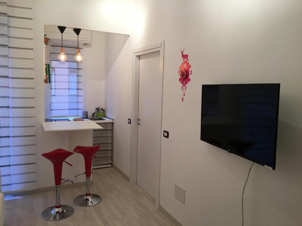 Milan Nice Flat In Red Metro מראה חיצוני תמונה